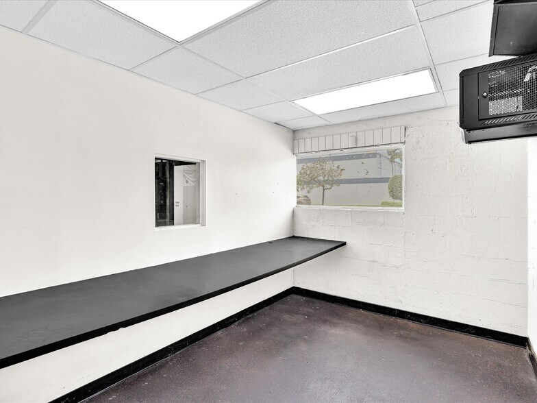 More Photos Of 2731 Broward Blvd, Fort Lauderdale Freestanding For Lease