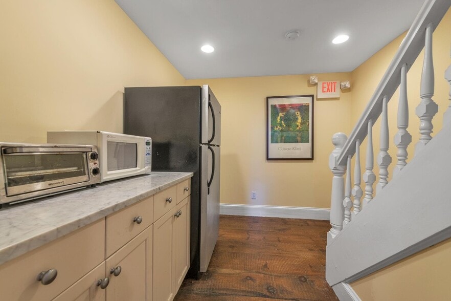 More Photos Of 1433 Old Northern Blvd, Roslyn Office For Lease