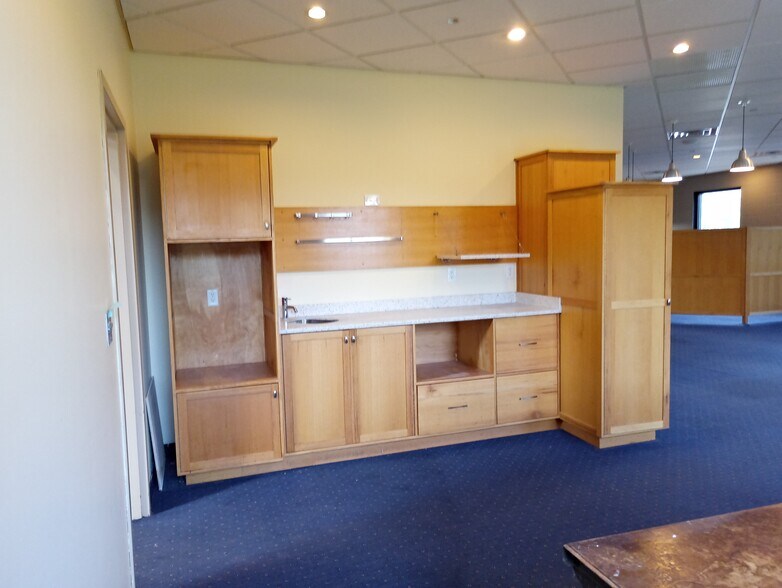 More Photos Of 12510 Fletcher Ln, Rogers Light Manufacturing For Lease