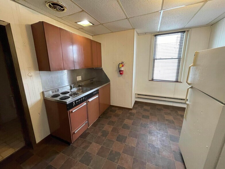 More Photos Of 1 S Frederick Ave, Oelwein Storefront Retail Residential For Sale