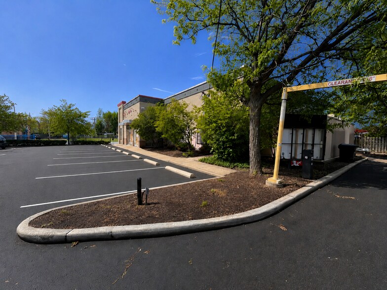 More Photos Of 1914 W 79th St, Chicago Freestanding For Lease