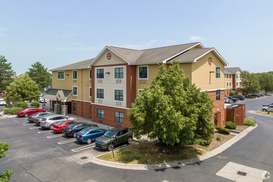 Primary Photo Of 1180 Doris Rd, Auburn Hills Hotel For Sale