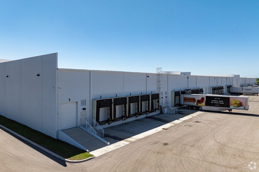 More Photos Of 16321 Domestic Ave, Fort Myers Industrial For Lease