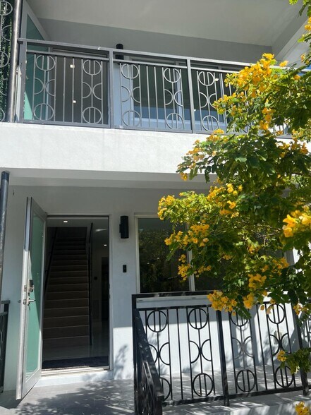 More Photos Of 511 16th St, Miami Beach Hospitality For Sale