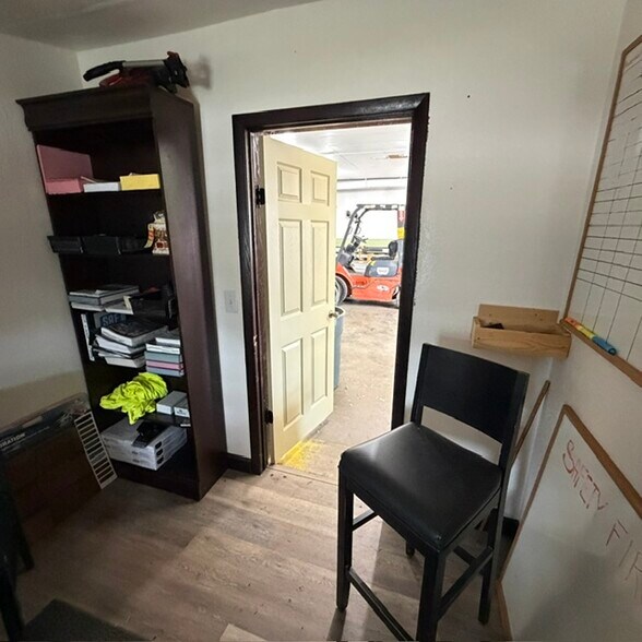 More Photos Of 68 Circle Dr, Marion Light Manufacturing For Sale