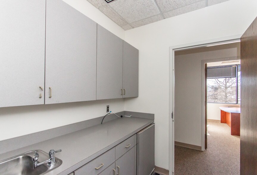 More Photos Of 45645 Willow Pond Plz, Sterling Office For Sale