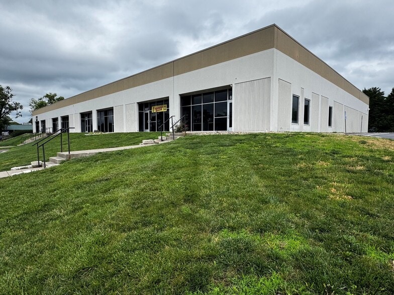 More Photos Of 8325-8339 Nieman Rd, Lenexa Flex For Lease