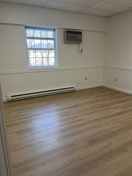 More Photos Of 200 Great Rd, Bedford Storefront Retail Office For Lease