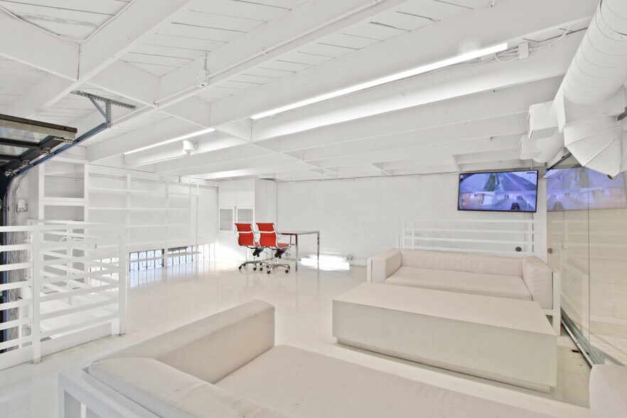 More Photos Of 165-171 S Robertson Blvd, Beverly Hills Storefront For Lease