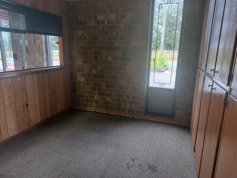 More Photos Of 1653 1st Ave SW, Hickory Warehouse For Lease