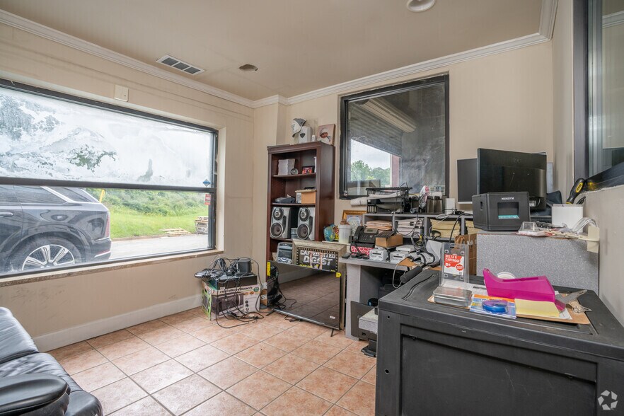 More Photos Of 740 Veterans Memorial Hwy SE, Mableton Warehouse For Lease