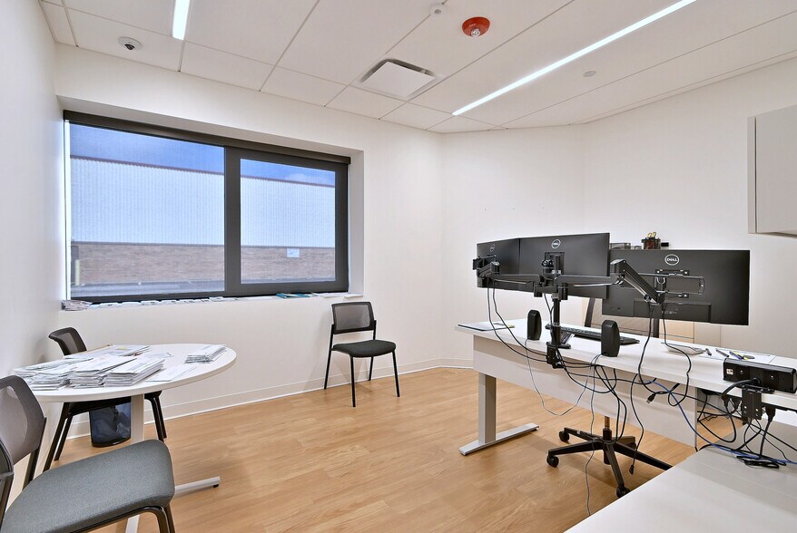 More Photos Of 2100 W 21st St, Broadview Light Manufacturing For Lease