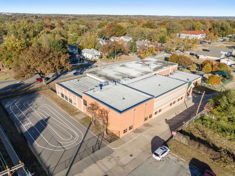 More Photos Of 702 E Grand Ave, Ponca City Office For Sale