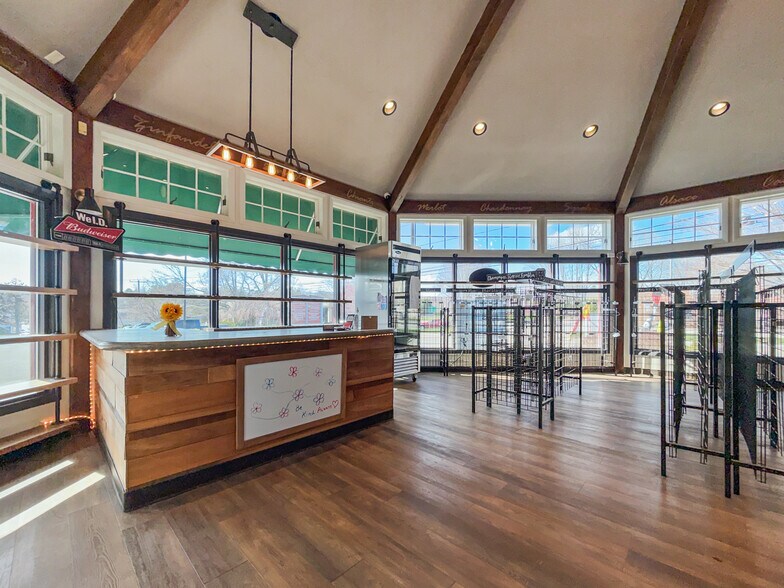 More Photos Of 42 E High St, East Hampton Storefront Retail Office For Lease