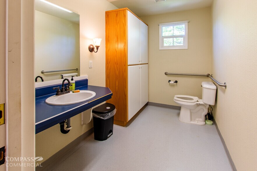 More Photos Of 846 NW Colorado Ave, Bend Office For Sale