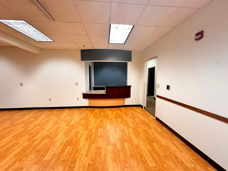 More Photos Of 377 W River Woods Pky, Milwaukee Medical For Lease