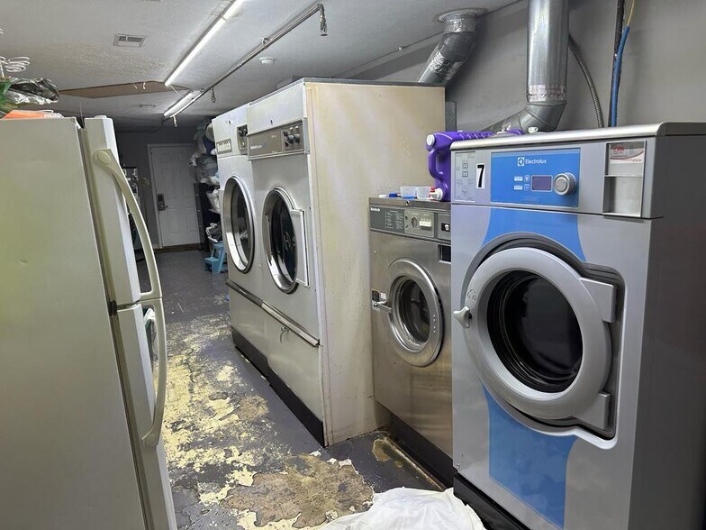 More Photos Of 1500 Edmonton Rd, Tompkinsville Hotel For Sale