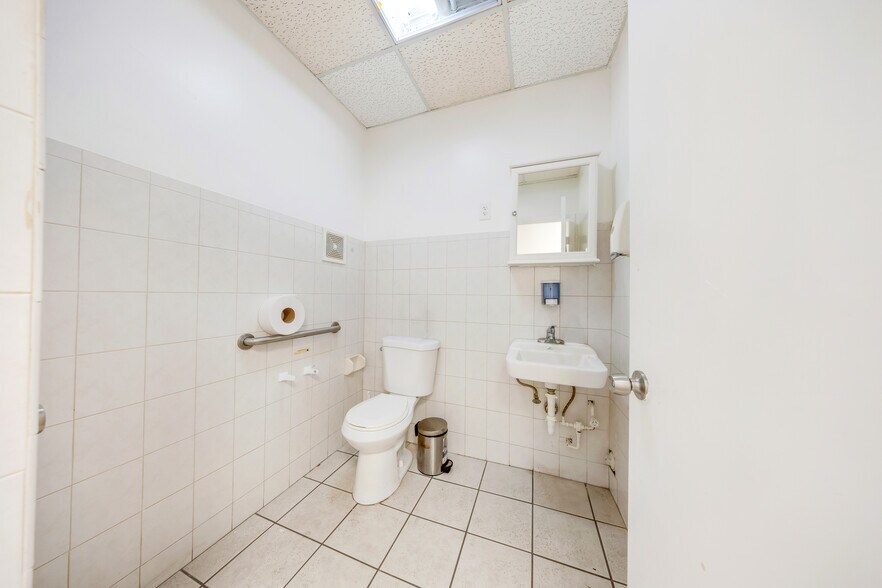 More Photos Of 700 E 1st Ave, Hialeah Medical For Lease