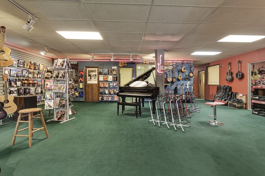 More Photos Of 1105 N Riverside Ave, Medford Freestanding For Sale