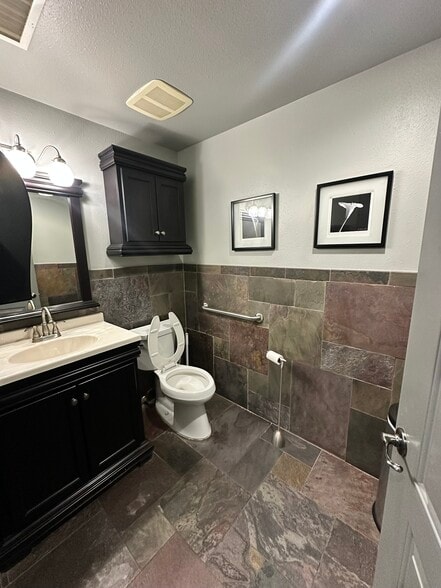 More Photos Of 2018 Broadway St, Pearland Office For Lease