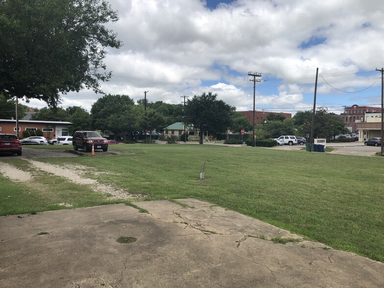 More Photos Of SWC Davis St & S. Tennessee St, McKinney Land For Lease