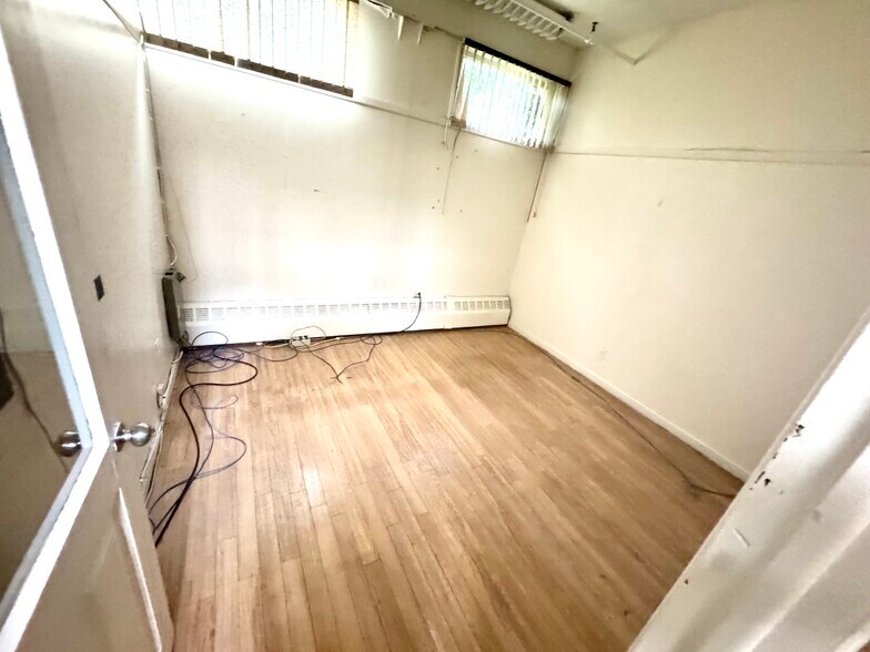More Photos Of 177 Oakwood Ave, Orange Showroom For Lease