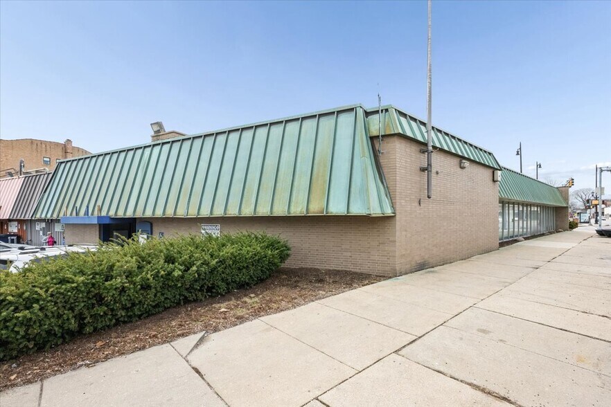 More Photos Of 7525 W Madison St, Forest Park Storefront Retail Office For Lease
