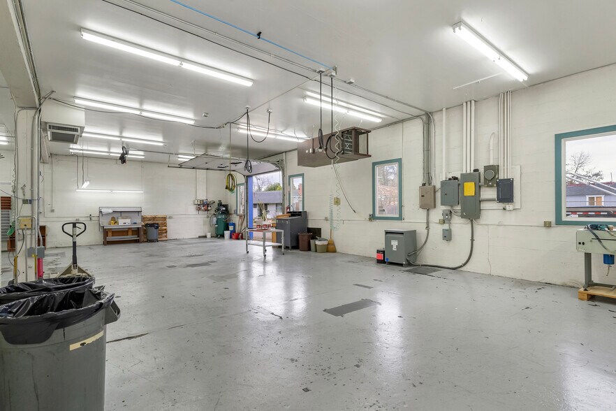 More Photos Of 2195 Fairgrounds Rd NE, Salem Freestanding For Lease