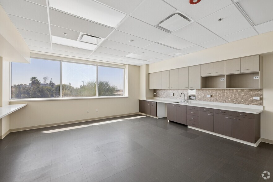 More Photos Of 5000 Commerce Dr, Bakersfield Medical For Sale