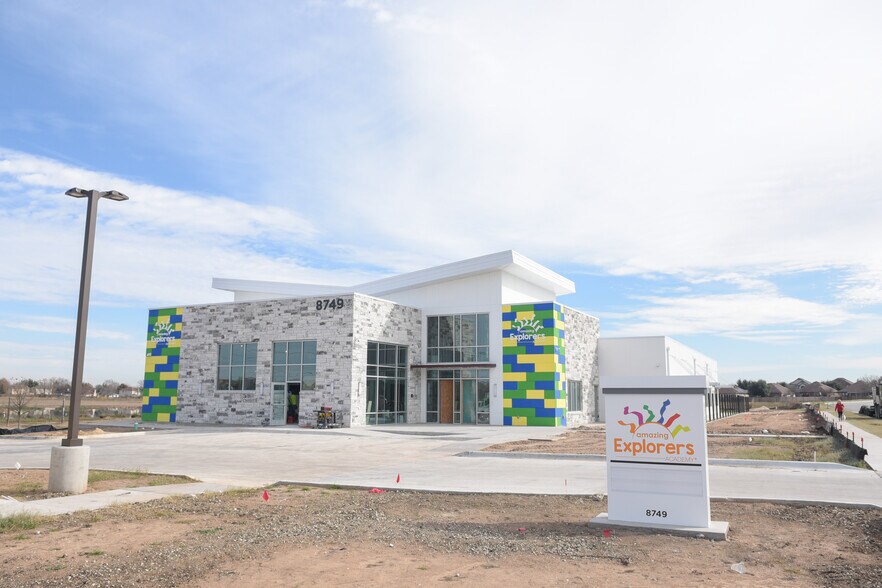 Primary Photo Of 8749 Vertex Blvd, Austin Schools For Sale