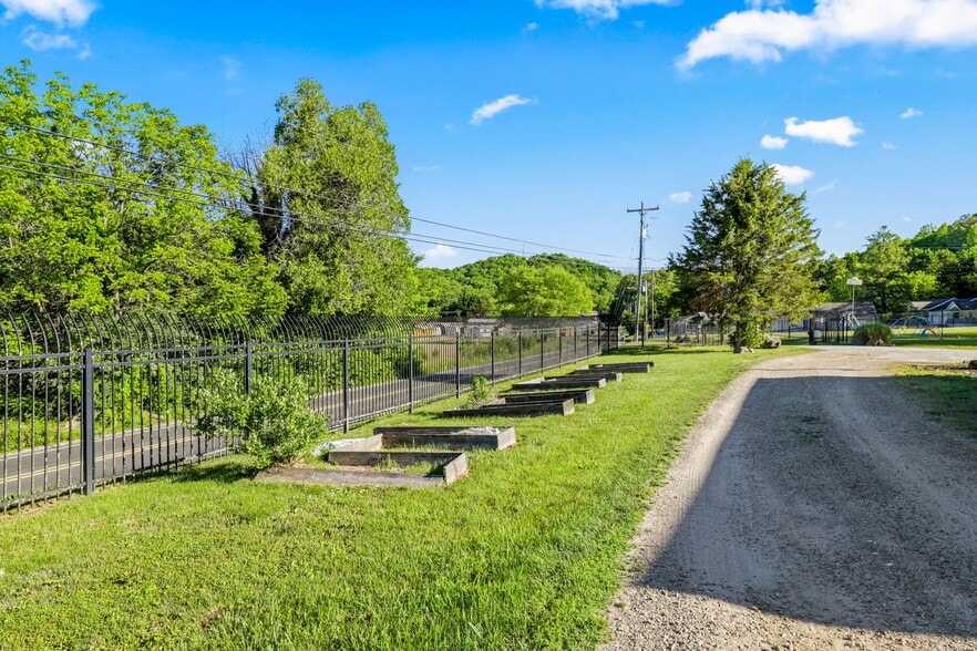 More Photos Of 310 Terrell Rd, Franklin Office For Sale