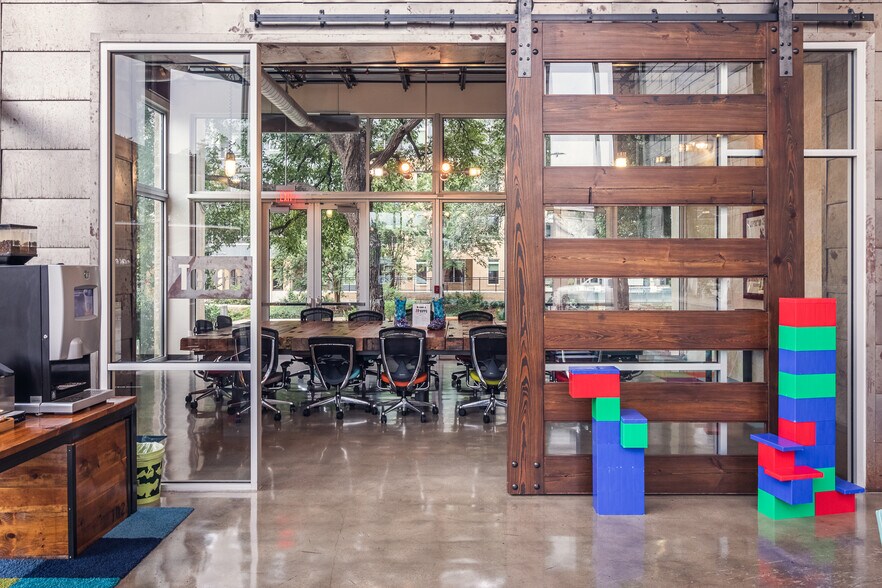 More Photos Of 102 9th St, San Antonio Office For Sale