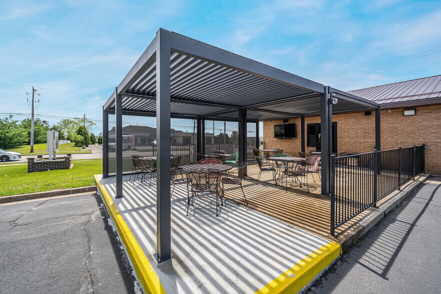 More Photos Of 689 Broadway, Berlin Restaurant For Sale