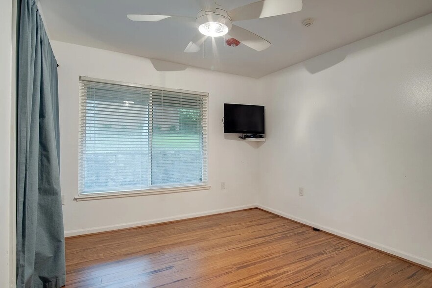 More Photos Of 921 NW 9th St, Grand Prairie Assisted Living For Sale