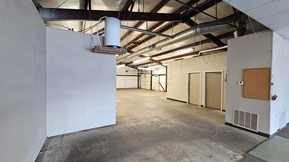 More Photos Of 1122 E Main St, Cushing Freestanding For Lease