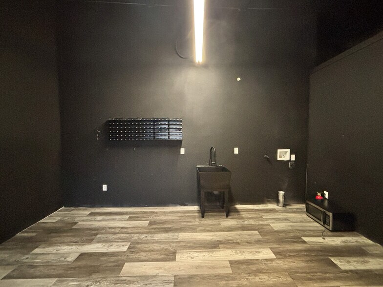 More Photos Of 265 S Main St, Independence Storefront Retail Office For Sale