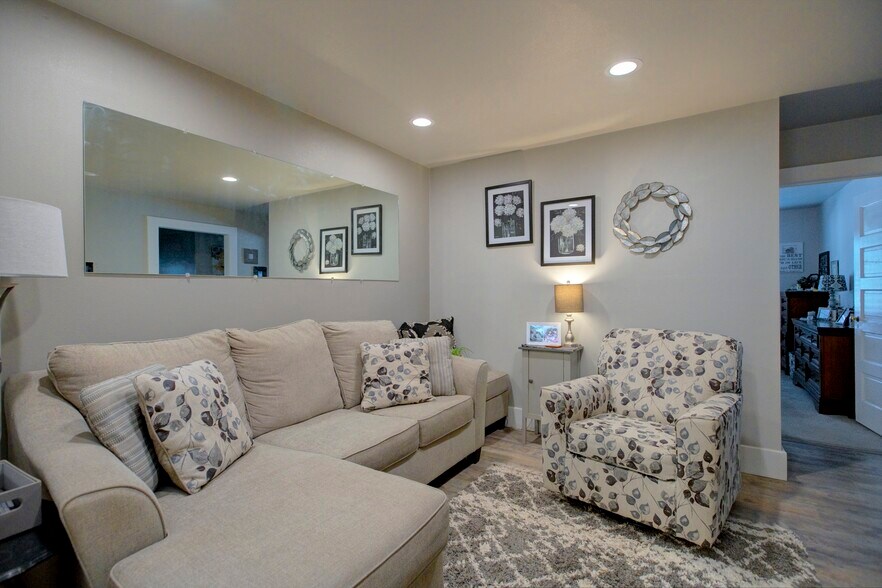 More Photos Of 1006 Court St, Imperial Hospitality For Sale