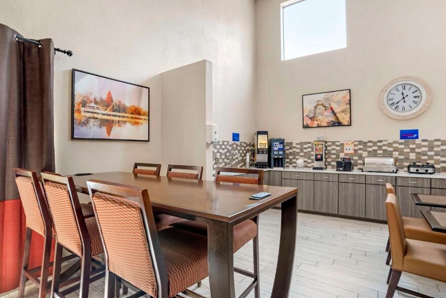 More Photos Of 842 Thompson St, Gardendale Hotel For Sale