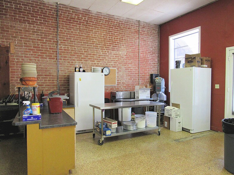 More Photos Of 514-520 N Railroad St, Burton Restaurant For Lease