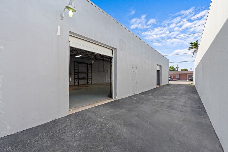 More Photos Of 272-280 SW 33rd St, Fort Lauderdale Showroom For Lease