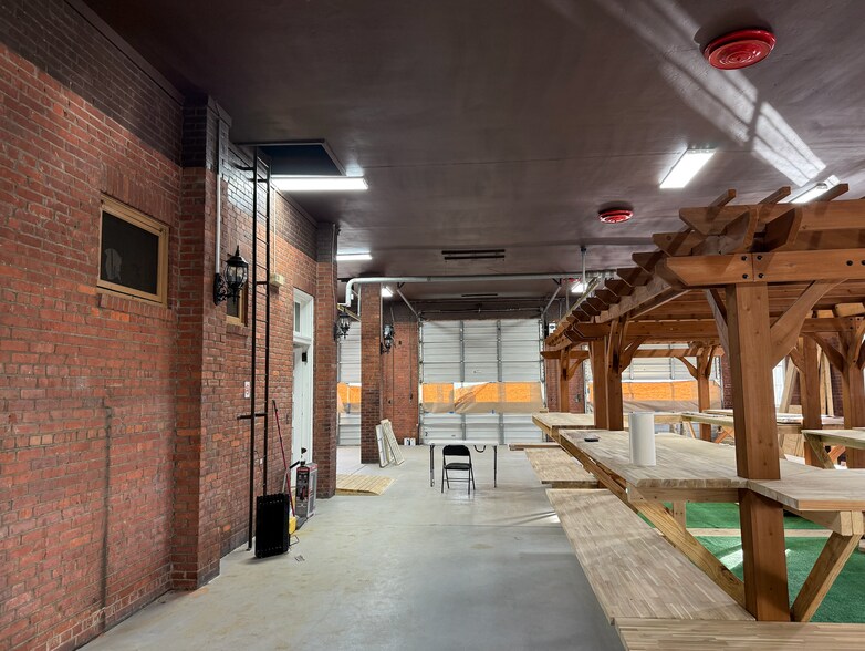 More Photos Of 6 W Henry St, Savannah Freestanding For Sale