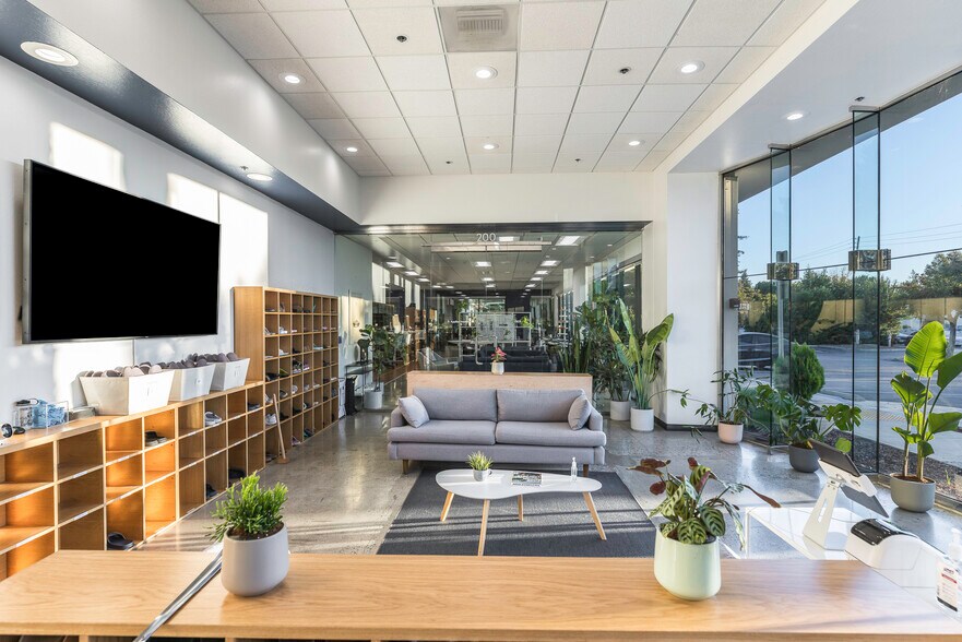 More Photos Of 82 Pioneer Way, Mountain View Research And Development For Lease