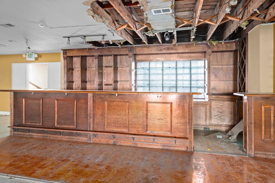 More Photos Of 930 SE Pioneer Way, Oak Harbor General Retail For Sale