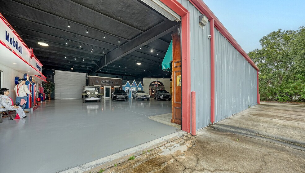 More Photos Of 2111 Whitfield Park Dr, Sarasota Showroom For Sale