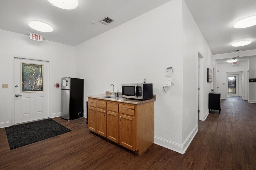 More Photos Of 515 E Court St, Seguin Office Residential For Lease