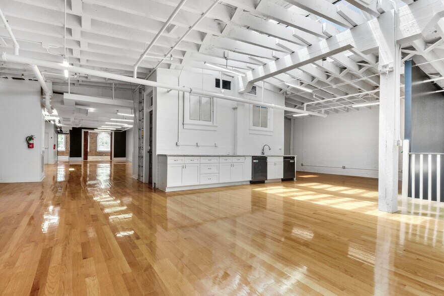 More Photos Of 2011 Magazine St, New Orleans Coworking Space