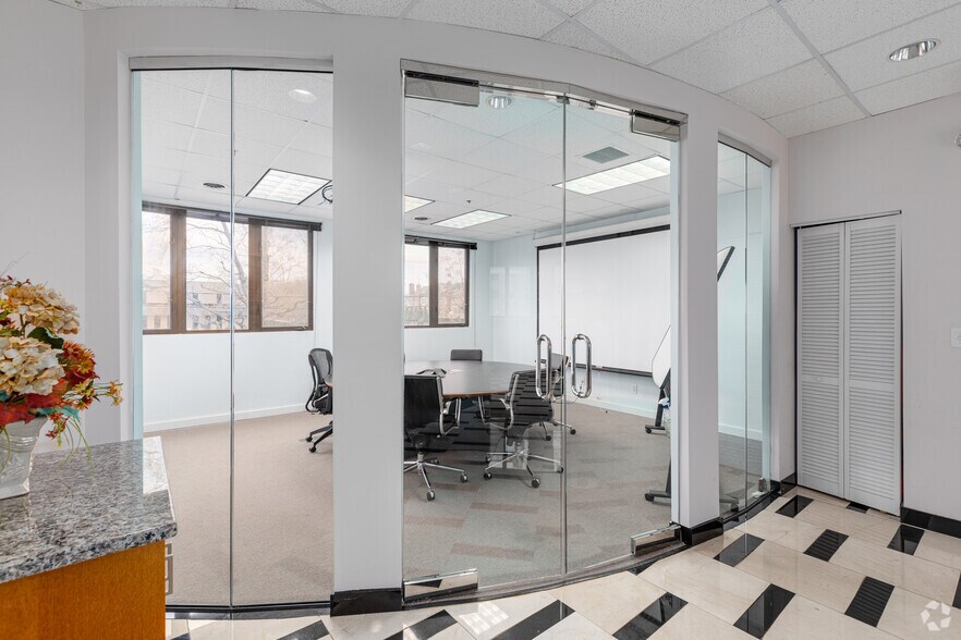 More Photos Of 1964 Gallows Rd, Vienna Office For Sale