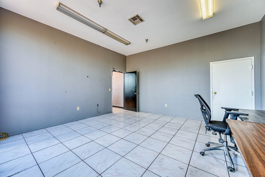 More Photos Of 4185 W Tompkins Ave, Las Vegas Auto Repair For Sale