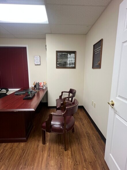 More Photos Of 161 Prosperity Dr, Winchester Showroom For Lease