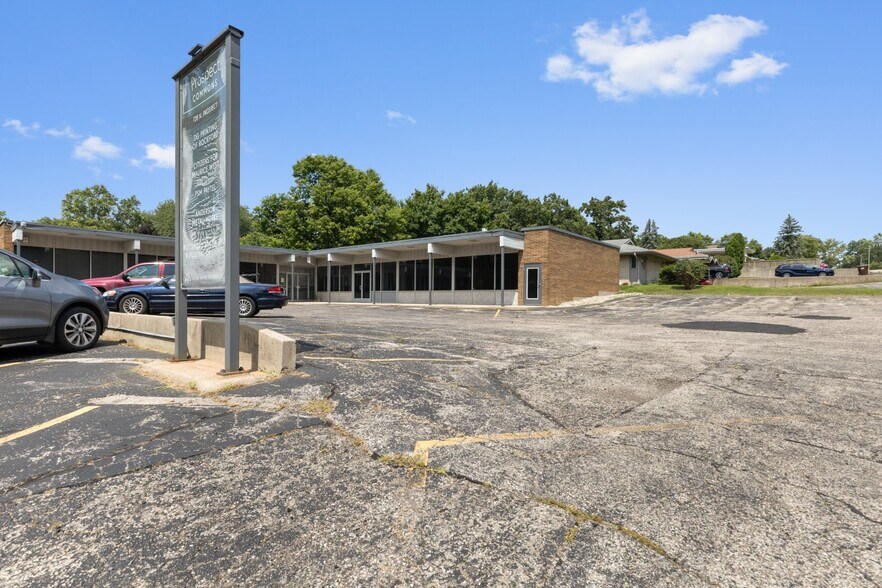 More Photos Of 728 N Prospect St, Rockford Office For Sale